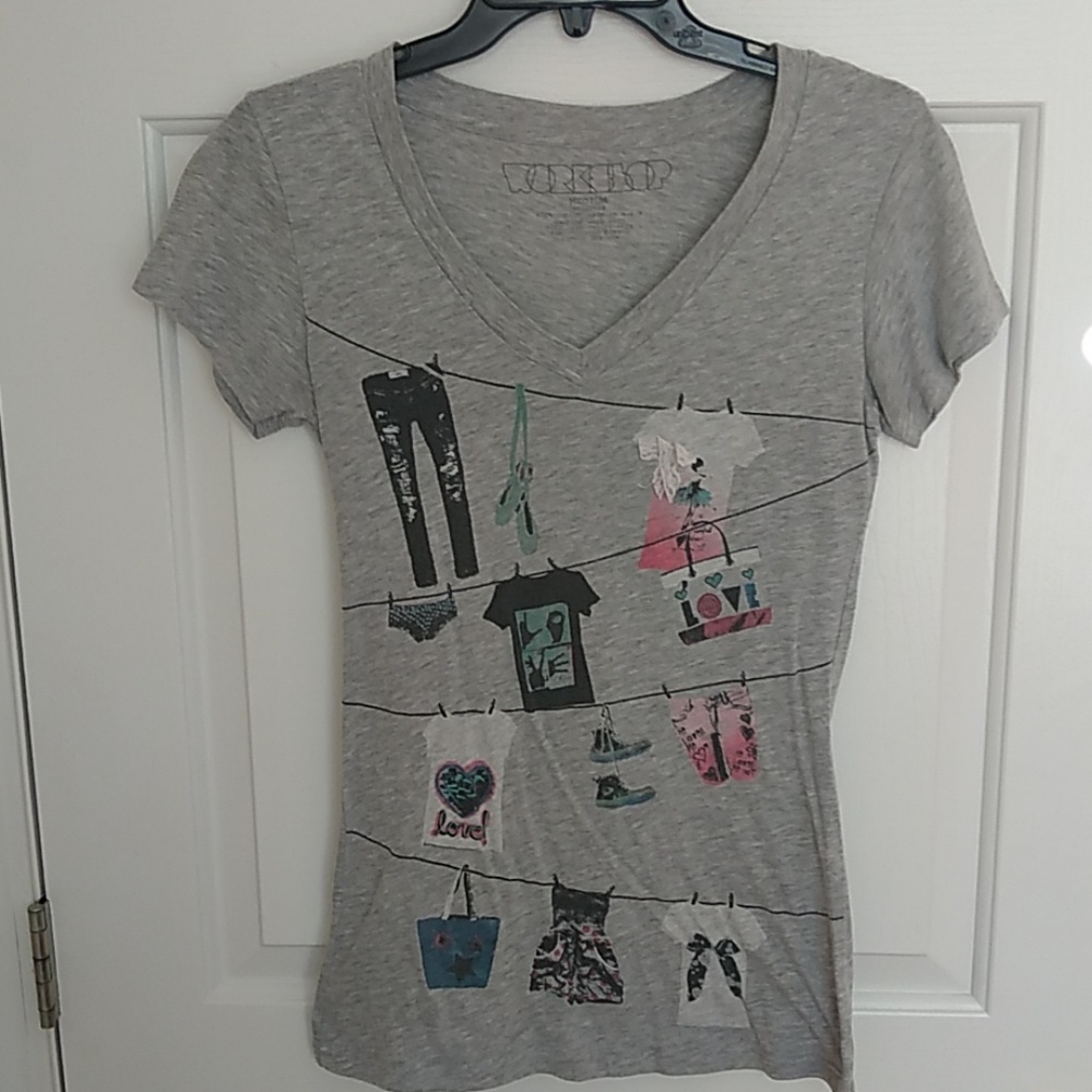 M graphic v neck tee